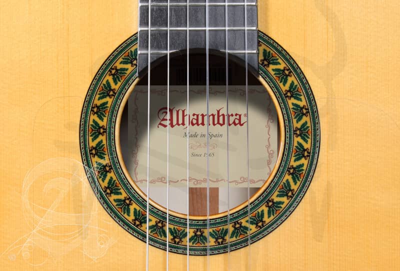 guitarra-alhambra-5f-con-golpeador